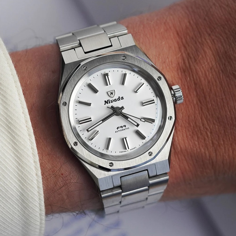 La Nivada Grenchen F77 Polar White avec son cadran blanc et son bracelet intégré en acier